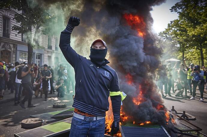 105862332-1555787144760yellowvestparis420